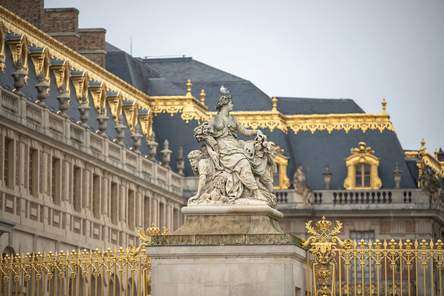 VERSAILLES : SKIP-THE-LINE PALACE & GARDENS SEMI-PRIVATE TOUR